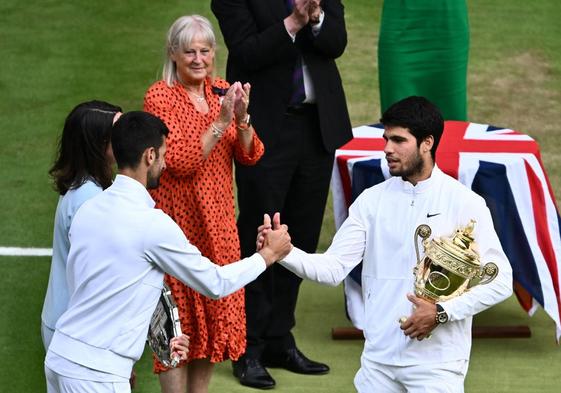 Novak Djokovic felicita a Carlos Alcaraz.