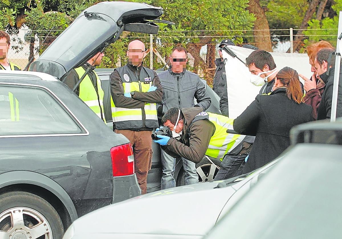 Un agente fotografía el interior del maletero donde apareció el cuerpo desmembrado de El Bolas.