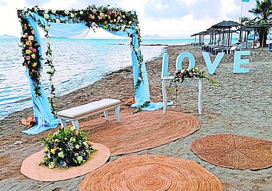 Escenario montado para albergar las celebraciones.