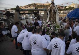 Los fieles embarcan a la Virgen del Carmen.