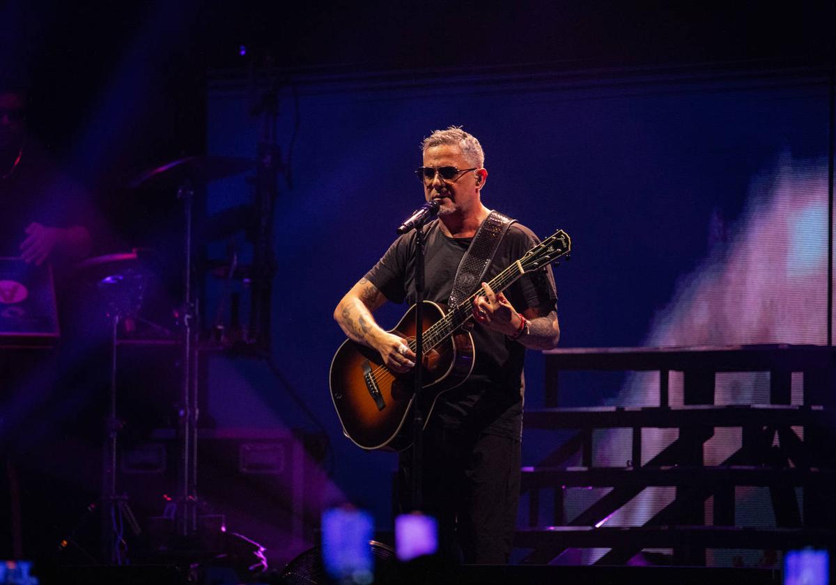 Alejandro Sanz durante su actuación en Murcia este sábado.