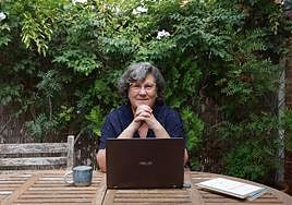 Concepción Marcos Diego, en el jardín de su casa en Santo Ángel (Murcia).