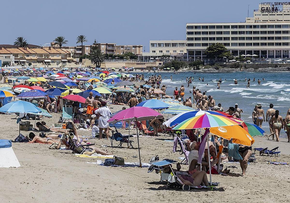 Turistas en una playa de La Manga en una imagen de archivo.