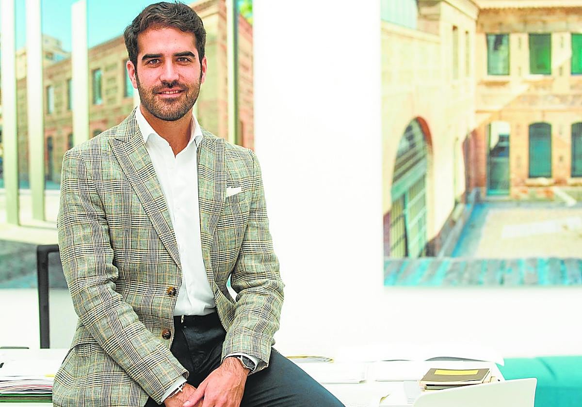 Diego Avilés, nuevo concejal de Cultura, posa en su despacho del primer edificio restaurado de la Cárcel Vieja.