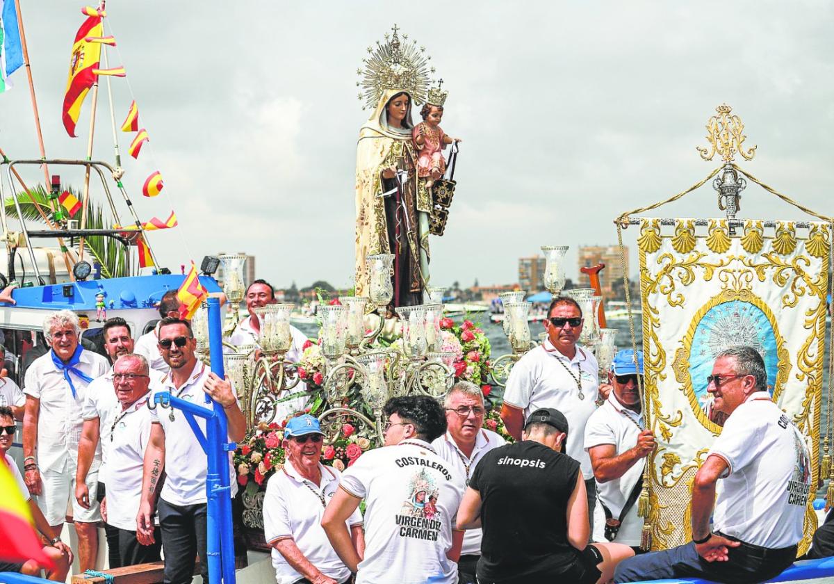 Fervor sobre las olasLas embarcaciones de la Cofradía de Pescadores de San Pedro del Pinatar y de numerosos particulares, abarrotadas de tripulantes.