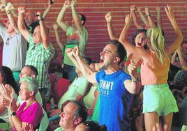 Vecinos de El Palmar celebran la victoria de Carlos Alcaraz.