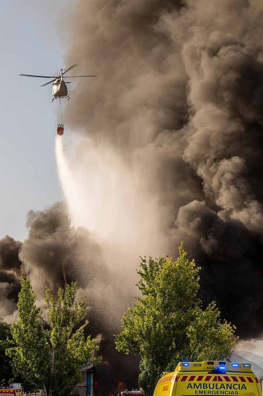 Aparatoso incendio en una empresa de reciclaje de plástico en Caravaca