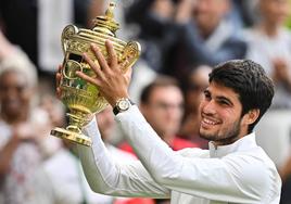 Carlos Alcaraz levanta el trofeo de Wimbledon.