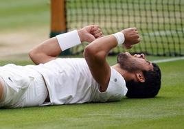 Alcaraz, en el suelo, tras ganar Wimbledon.