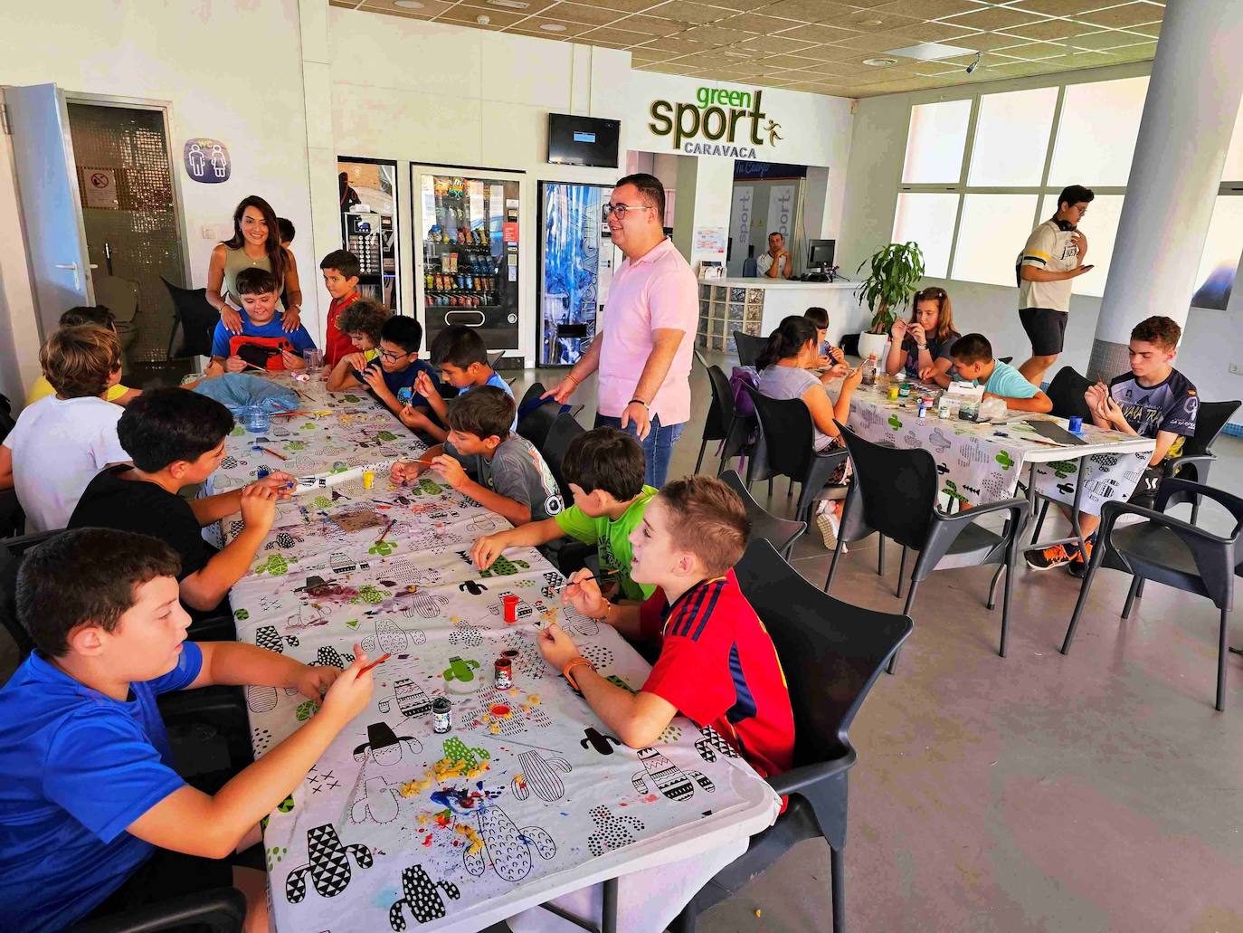 El concejal de Juventud durante la visita a la escuela que se desarrolla en el Centro Deportivo.