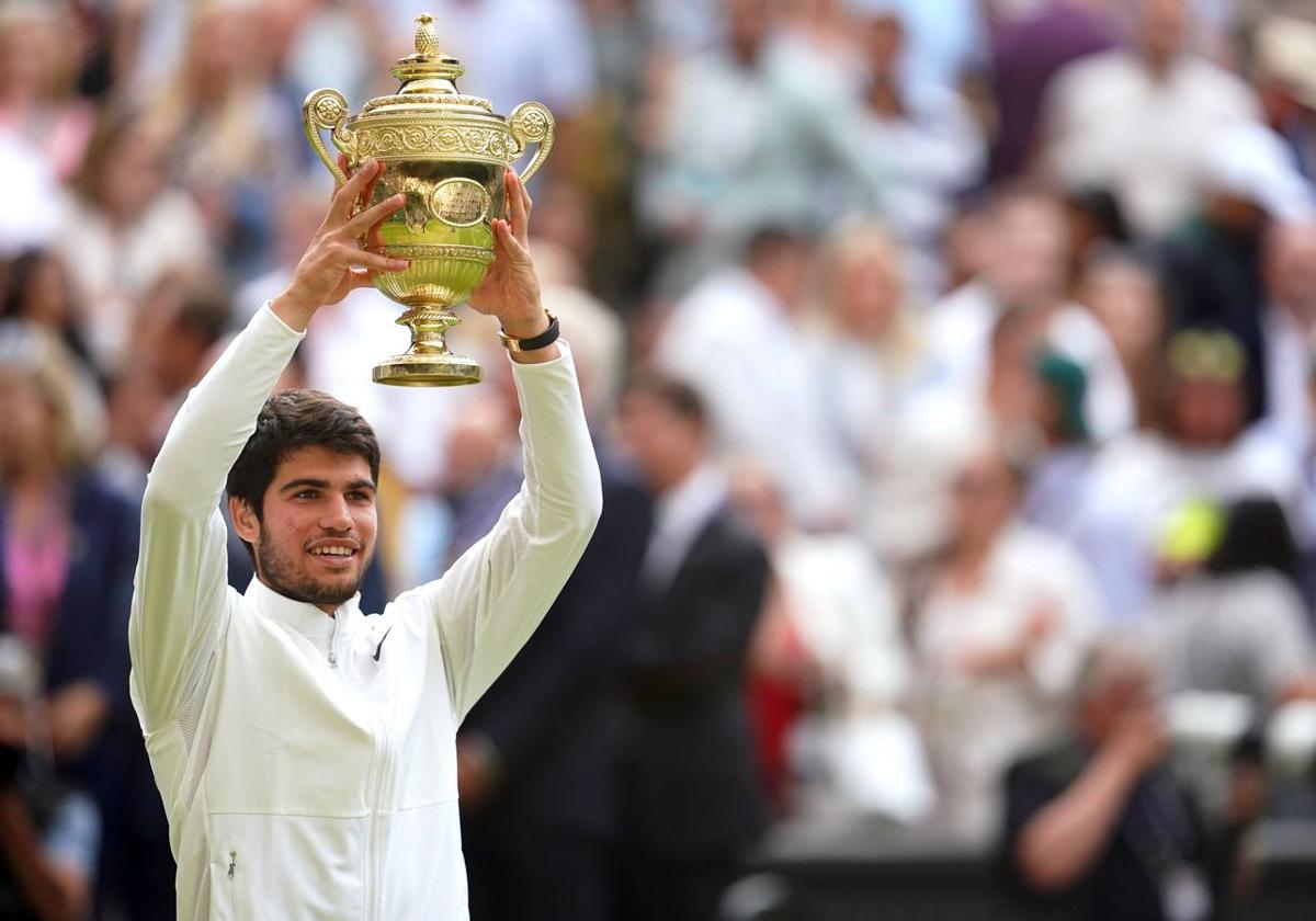 Alcaraz levanta la copa de campeón de Wimbledon, el domingo.