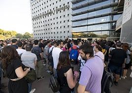 Aspirantes de las oposiciones a Secundaria, el pasado junio, en la facultad de Economía.