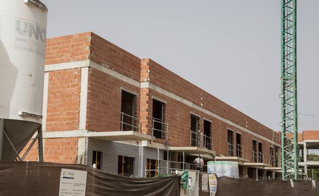 Un edificio en construcción en Cartagena, en una imagen de archivo.