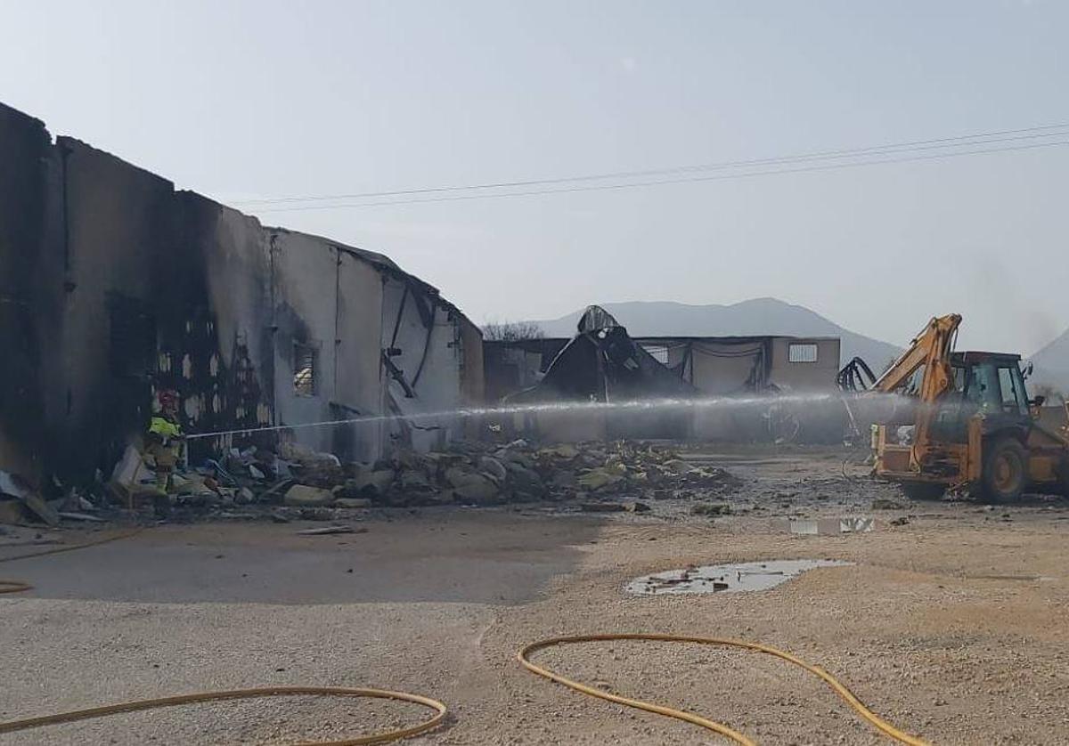 El incendio en la empresa de reciclaje de Caravaca se reactiva