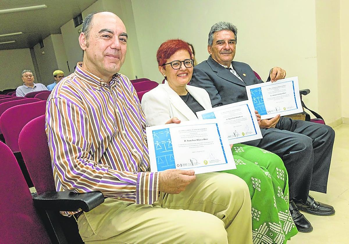 Juan José Blanco, María de la Luz Otón y Alfonso Catalán, con el diploma por ejercer de oficio 20 años.