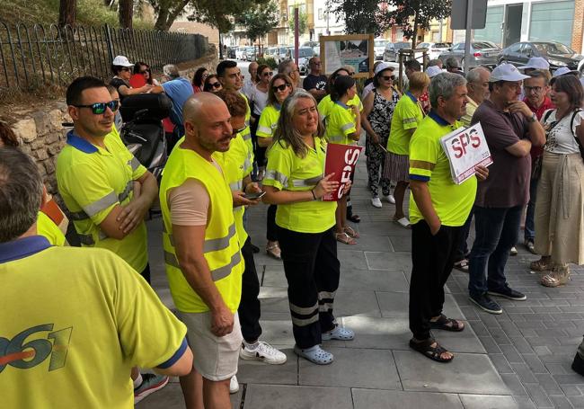 Trabajadores del SUAP de Cieza, durante la protesta por la falta de aire acondicionado.