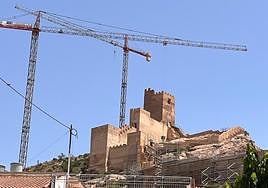 Dos grúas sobre el Castillo de Alhama, durante los trabajos de rehabilitación.