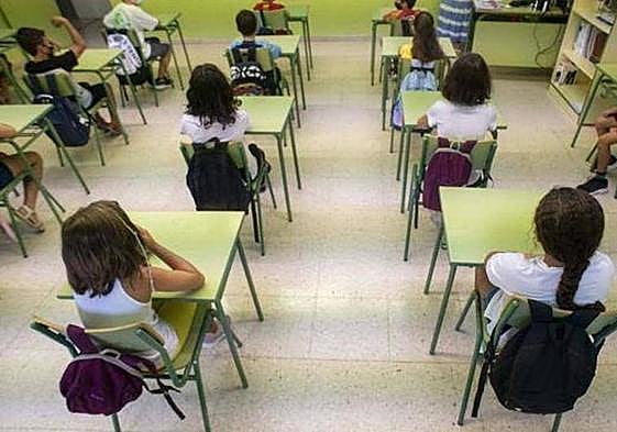 Alumnos en un aula del colegio Saavedra Fajardo, en una fotografía de archivo.