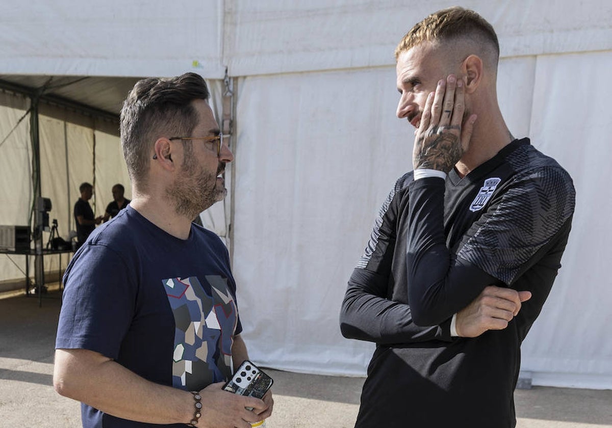 Paco Belmonte charla a solas con Aarón Escandell antes de un entrenamiento, esta pretemporada.