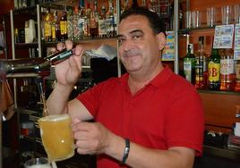 Antonio Ortega sirve una cerveza en su bar de Cieza