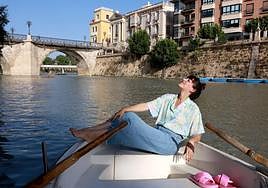 Laura Ortín en una de las barcas que pueden alquilarse en el cauce urbano de Murcia.