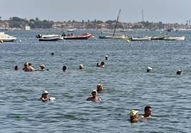 Bañistas en Los Alcázares, a finales de agosto de 2021.