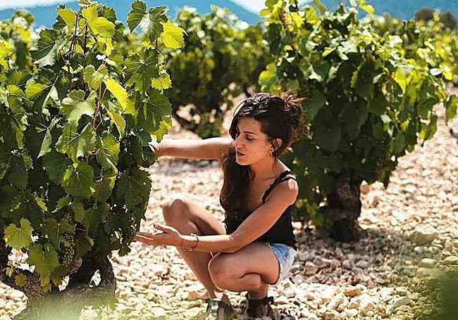 La bodeguera Julia Casado en sus viñas.