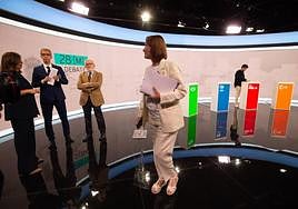 María Marín abandona el estudio tras la suspensión del debate que ella misma provocó.