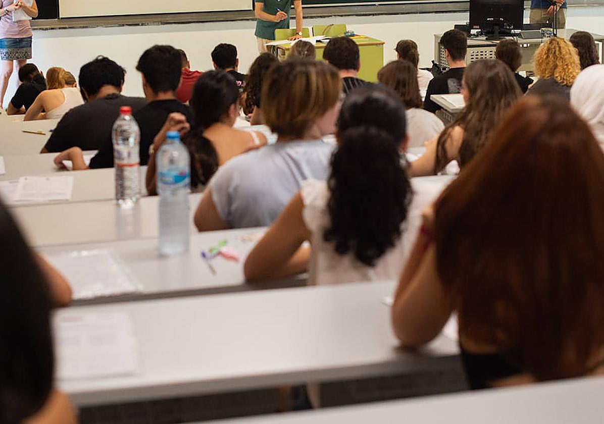 Alumnos realizan un examen de la EBAU a principios de julio en el Aulario Norte de la UMU.