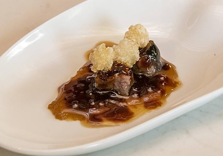 Imagen principal - El emplatado de una de las elaboraciones; atún y bacoreta cogen sabor y el corte de una de las piezas. 