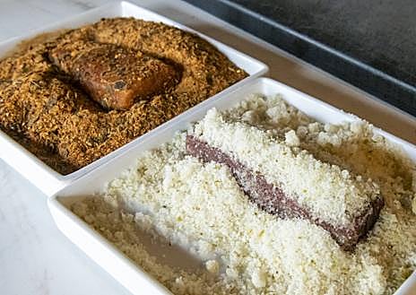 Imagen secundaria 1 - El emplatado de una de las elaboraciones; atún y bacoreta cogen sabor y el corte de una de las piezas. 