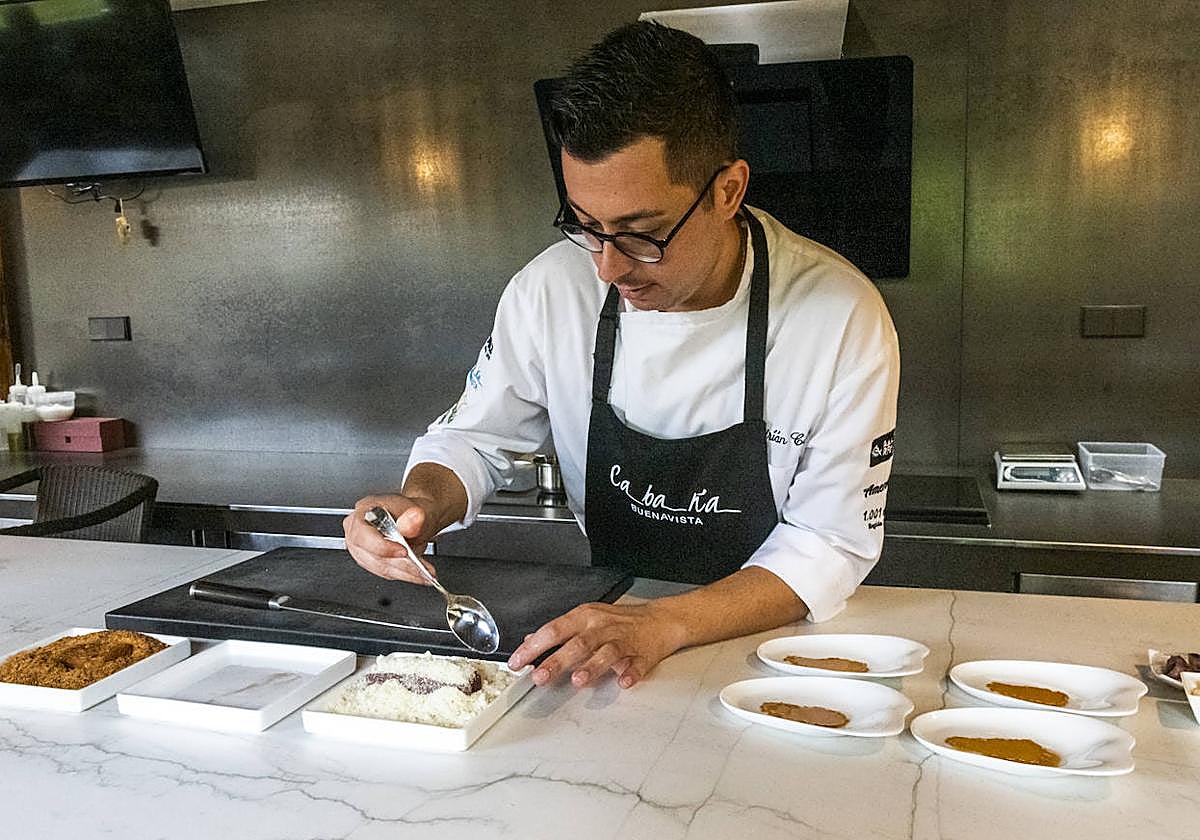 El chef Adrián Costa trabajando en el laboratorio de I+D+i de Cabaña Buenavista.