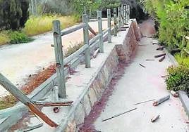 Pasamanos destrozado en la senda que conecta Isla Plana y La Azohía.