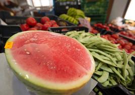 Media sandía expuesta en una frutería de Murcia, ayer.