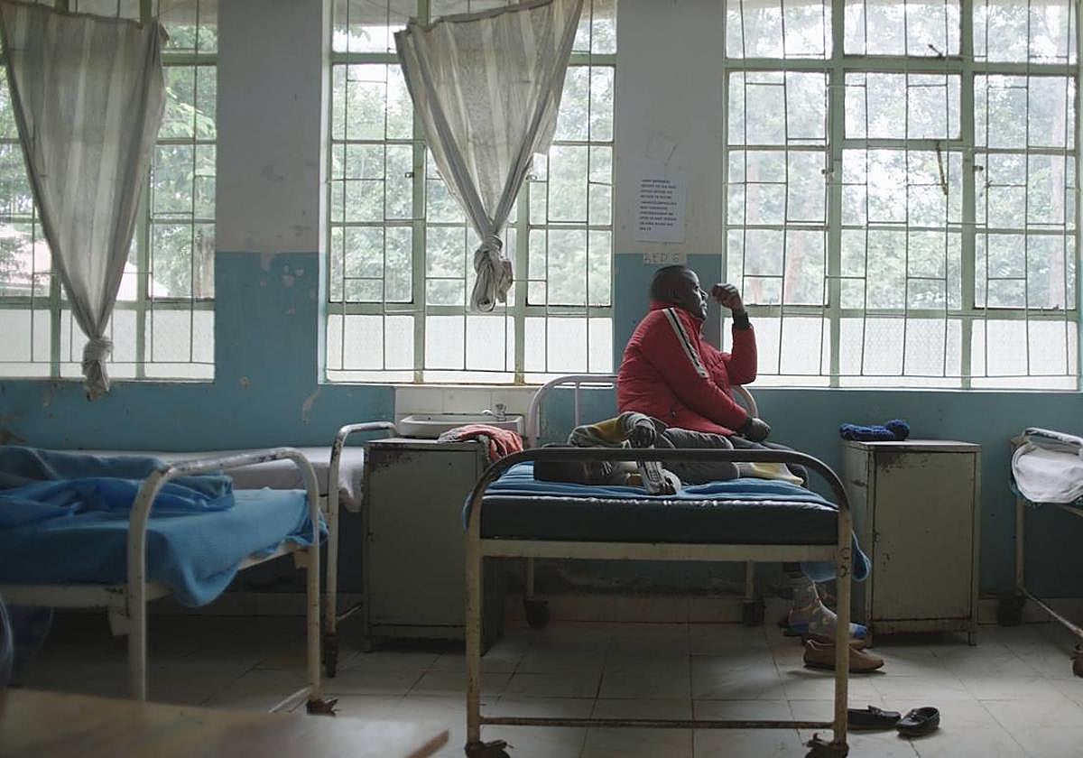 Un hombre espera en una camilla del hospital de Maragua que su hijo sea operado.