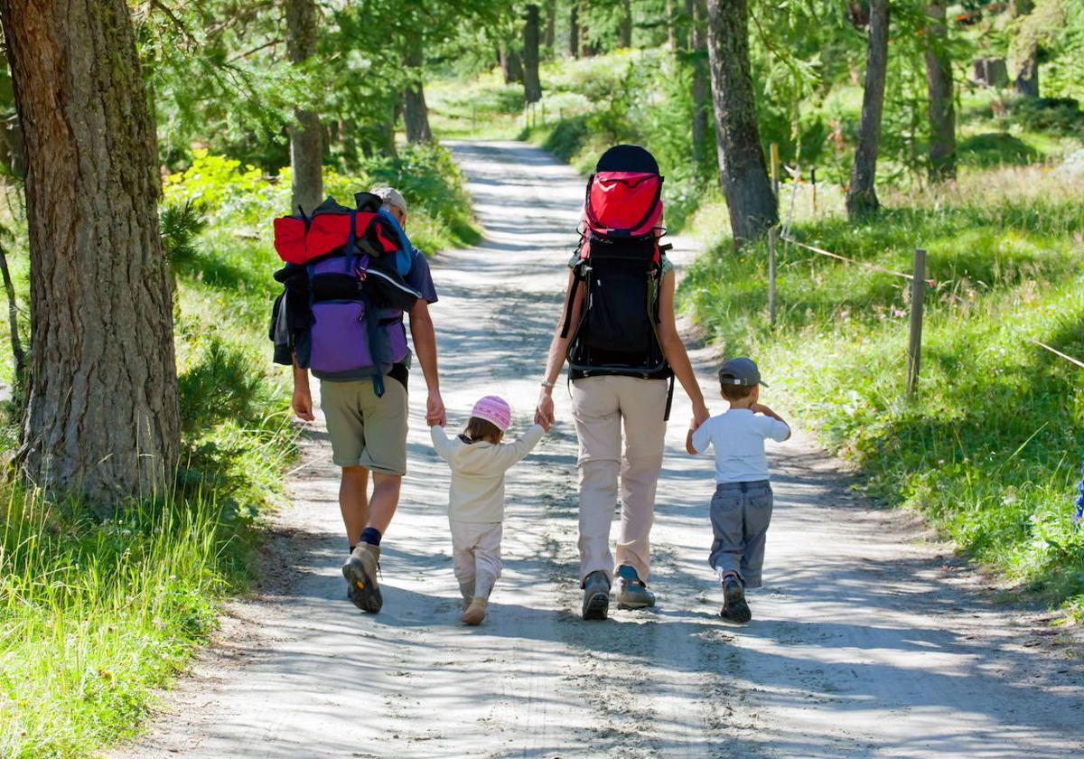 Una familia paseando por el campo, en una imagen de archivo.