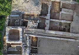 Estructuras del conjunto palaciego del llano, a los pies del Castillejo, halladas en las campañas de excavación.