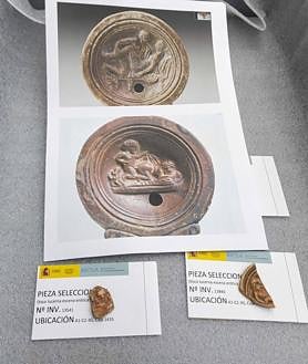 Imagen secundaria 2 - Grafito de un falo en la base de un cuenco cerámico; sello con la marca 'Pella Trebel' en la boca de un ánfora y fragmentos de discos de lucernas romanas con escenas eróticas. 