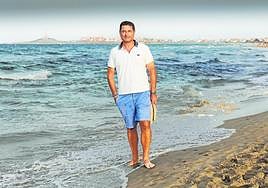 El fiscal jefe de Cartagena, David Campayo, en una playa de La Manga.