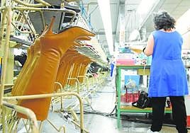 Botas de mujer recién terminadas en una fábrica de calzado.