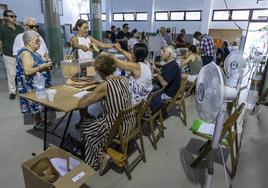 Ventiladores en marcha durante las votaciones, a mediodía, en el colegio Santa Joaquina de Vedruna-Carmelitas de Cartagena.