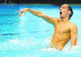 Los inolvidables veranos en La Azohía.Fernando Díaz del Río, en una foto familiar de niño, posa con la torre de Santa Elena al fondo.Una fecha para ser enmarcada.Díaz del Río, el pasado lunes, en el ejercicio que le dio el oro mundial en Fukuoka (Japón).
