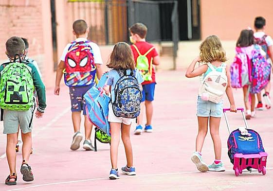 Alumnos de Primaria de Molina de Segura en el primer día de clase, en una imagen de archivo.