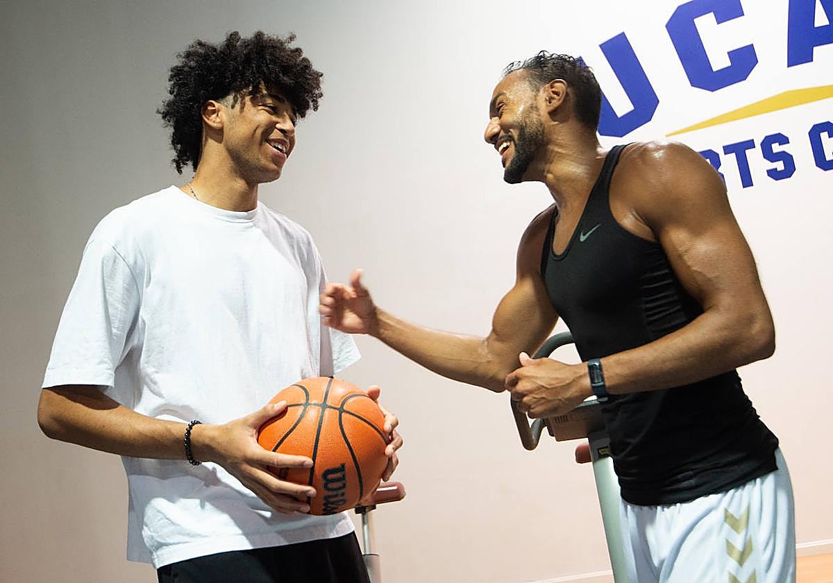 Izan Almansa bromea con Sadiel Rojas, ayer en el UCAM Sports Center de Murcia.