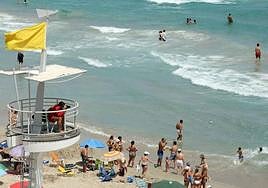 Bandera amarilla en la playa Entremares, en una imagen de archivo.