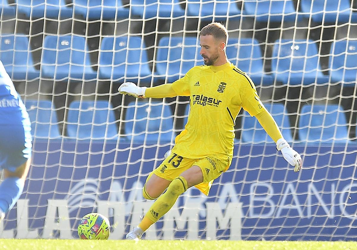 El guardameta Escandell saca de puerta en el estadio Nacional de Andorra, en una de sus exhibiciones.