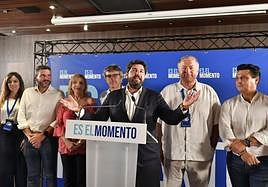 Fernando López Miras habla en la sede del PP en Murcia acompañado por los candidatos al Congreso y al Senado Antonio Luengo, Violante Tomás, Luis Alberto Marín y Francisco Bernabé, y el secretario general del PP en la Región, José Miguel Luengo.