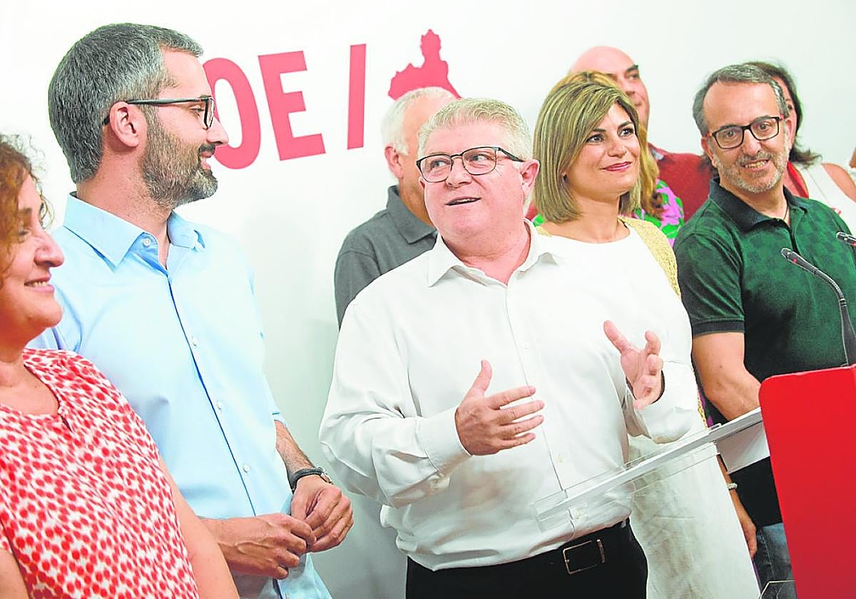 Vélez celebra el resultado con Caridad Rives, Francisco Lucas, Inmaculada Sánchez y Joaquín Martínez.
