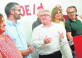 Vélez celebra el resultado con Caridad Rives, Francisco Lucas, Inmaculada Sánchez y Joaquín Martínez.