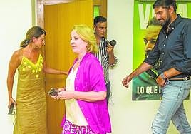 Méndez y Antelo se dirigen a la comparecencia con los medios en la sede de Vox, el domingo.